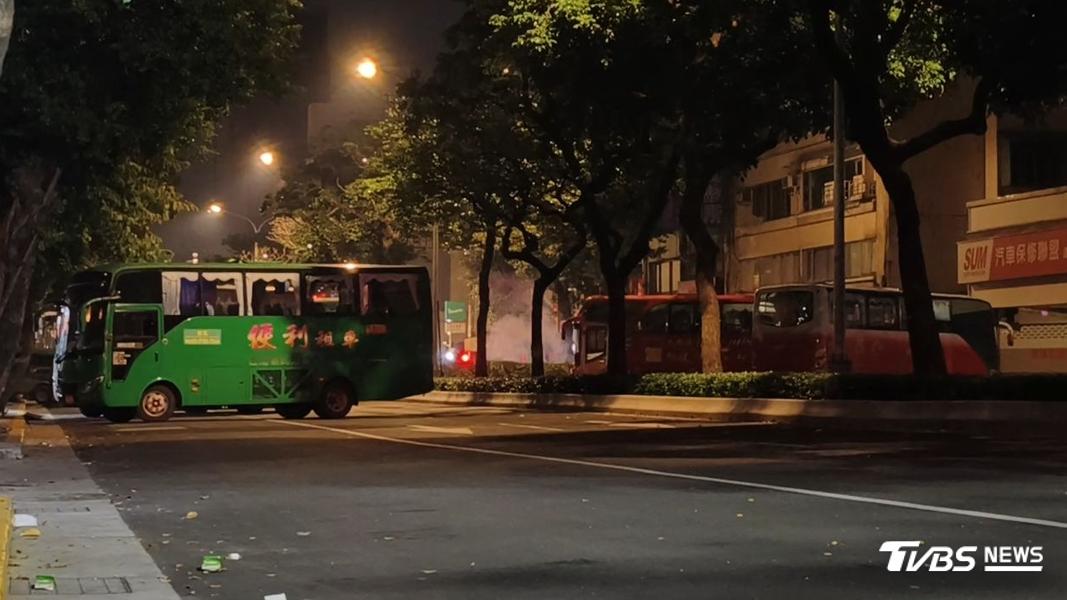 憲兵整合民間公車、遊覽車等大型交通工具實施阻絕,於今日凌晨1時完成多道防禦工事。(圖/陳冠宇攝)