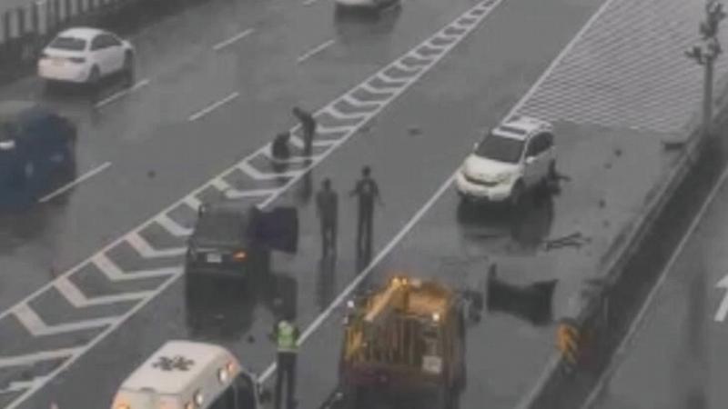 台74線清晨車禍!撞護欄又二次事故 1人受困1人躺槽化線送醫