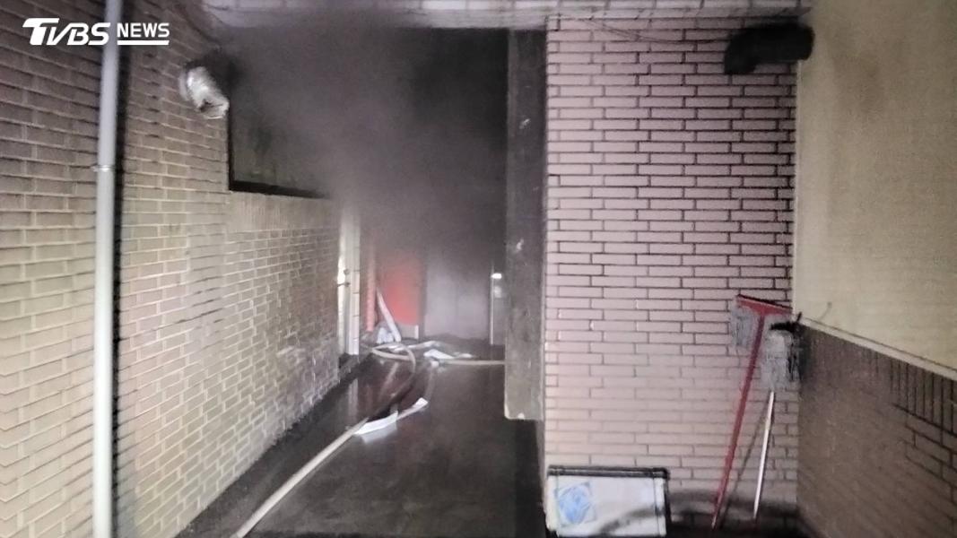 台南成功新村深夜民宅火警。(圖/TVBS)