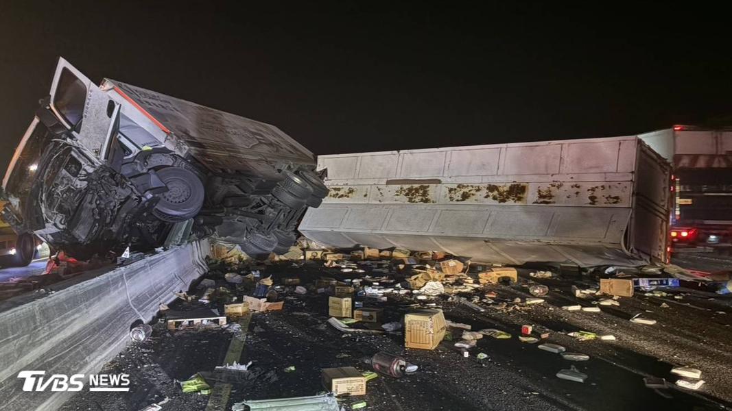 國3苗栗段聯結車自撞稀巴爛 車體衝跨南北車道超駭人
