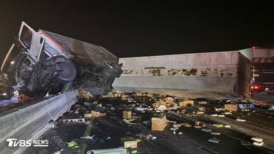 國3苗栗段聯結車自撞稀巴爛 車體衝跨南北車道超駭人