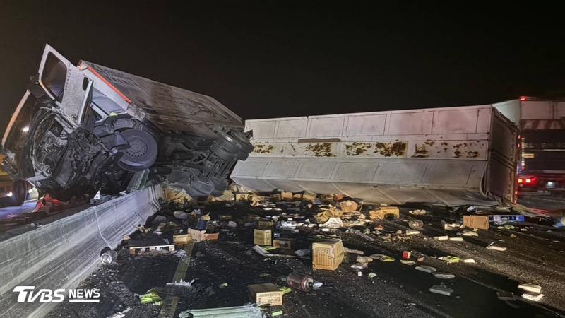 國3苗栗段聯結車自撞稀巴爛 車體衝跨南北車道超駭人