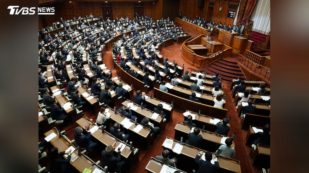 日本上路最新國旗損毀法!公然污損 破壞最高可關兩年!(圖/達志影像美聯社)