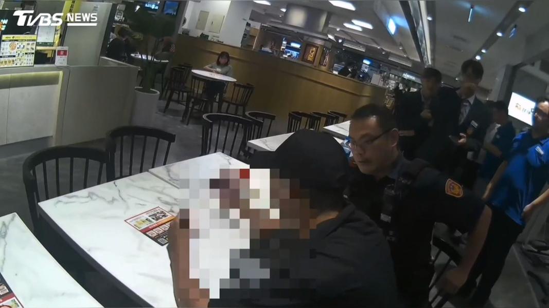 員警抵達現場時,只見戴著鴨舌帽的男子坐在座位上,身旁有百貨工作人員看守。(圖/TVBS)
