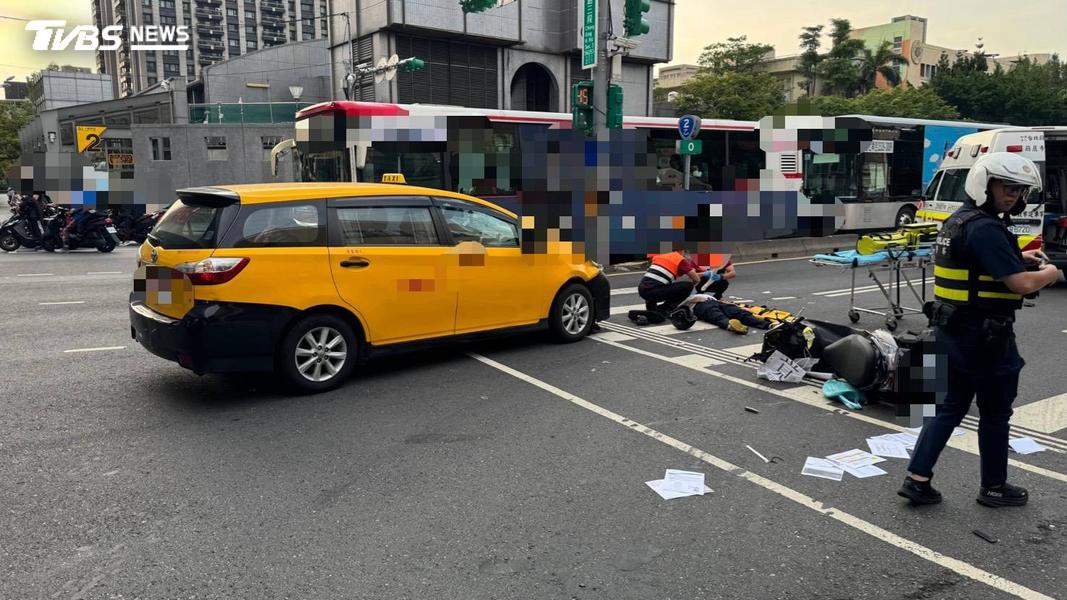 騎士反應不及撞上計程車倒地受傷。(圖/TVBS)