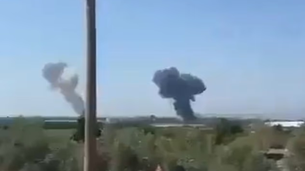 現場畫面顯示,戰機撞擊地面瞬間炸出一團巨大的烈火與濃密黑煙。(圖/翻攝自每日郵報)