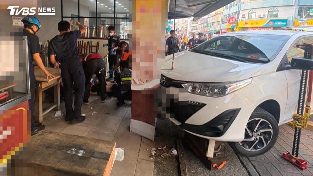 女大生剛拿駕照就出事! 撞進店家輾騎士
