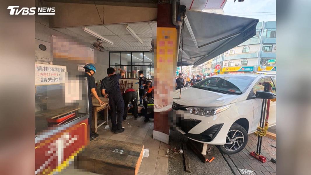 台南安平驚悚車禍,新手女駕駛轉彎失控,68歲騎士遭撞卡車底,送醫後沒有大礙。(圖/TVBS)