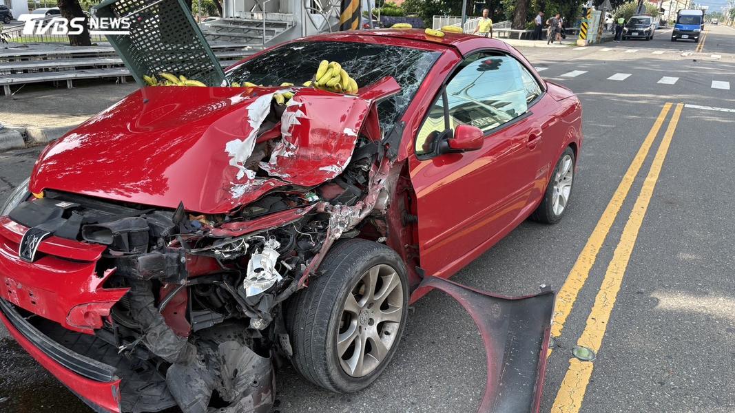 肇事小客車車頭全毀,擋風玻璃破裂,上頭還卡著香蕉及籃子,但駕駛卻已不見蹤影。(圖/TVBS)