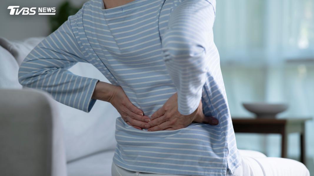 下背痛狂復發?醫授4招護腰急救法:「久坐、搬重物」最傷
