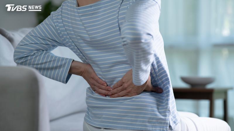 下背痛狂復發?醫授4招護腰急救法:「久坐、搬重物」最傷