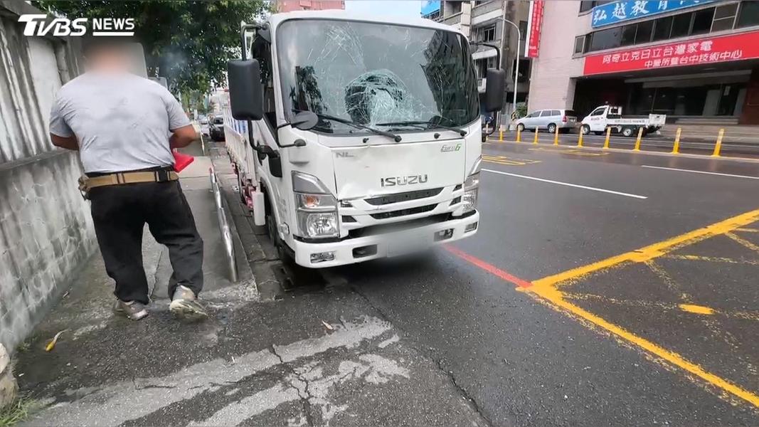 台中清晨死亡車禍!8旬婦「切西瓜過馬路」 遭直行貨車撞亡(圖/TVBS)