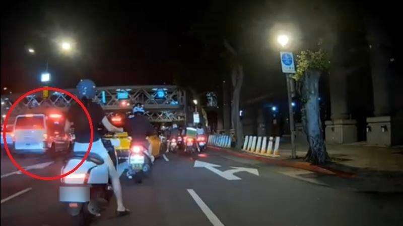救護車卡路口!駕駛怕「科技執法」挨罰 網轟:還要自己申訴
