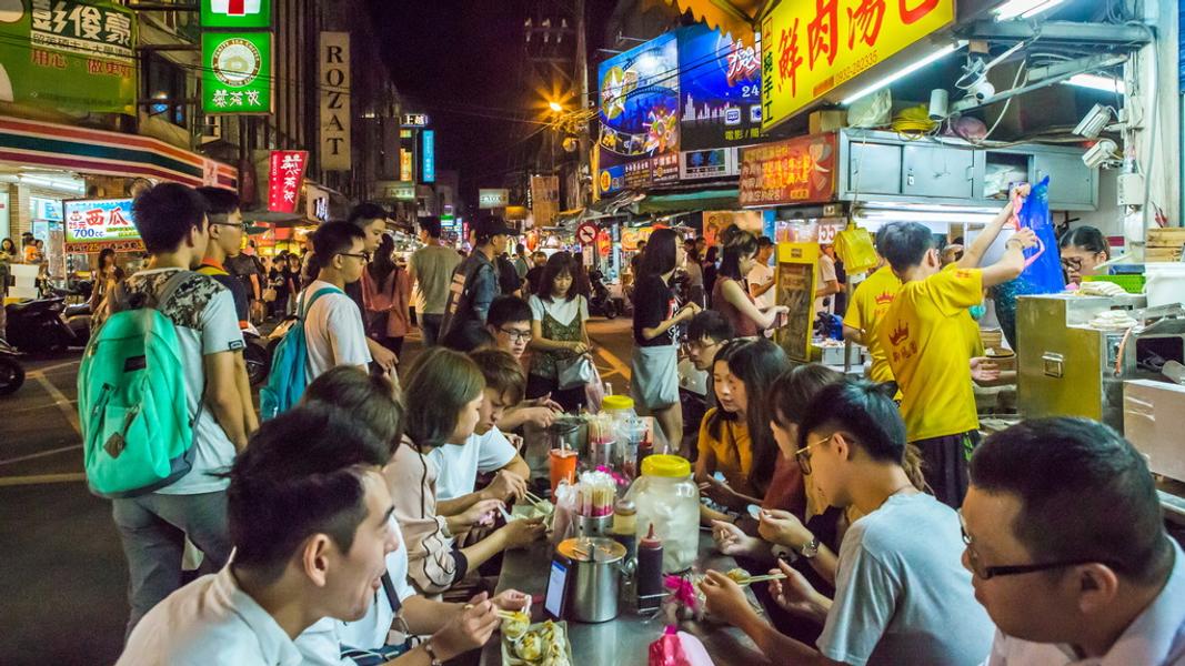 中原商圈又稱中原夜市,以中原大學為核心的校園夜市,是北台灣結合平價美食與年輕潮流的重鎮。(圖/翻攝自桃園觀光導覽網)
