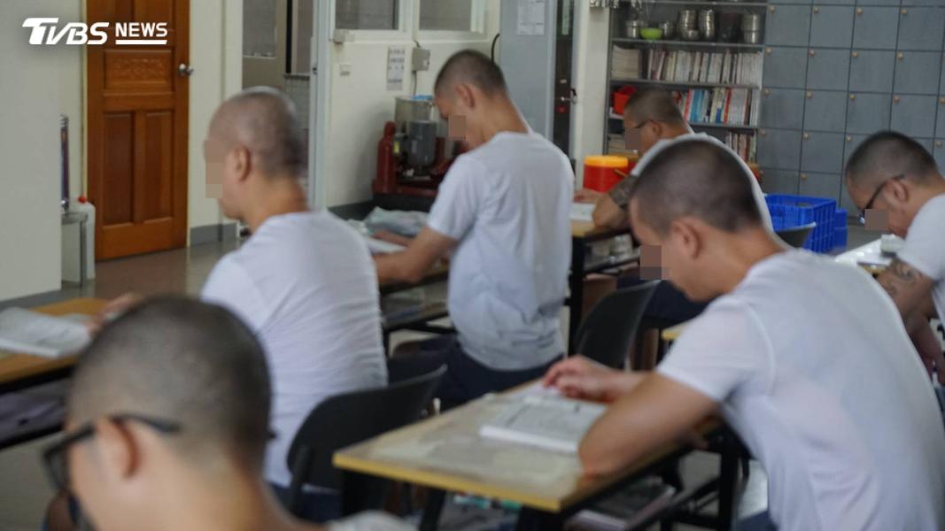 從黑道角頭到空大高材生!重刑犯獄中苦讀 淚獲父母原諒