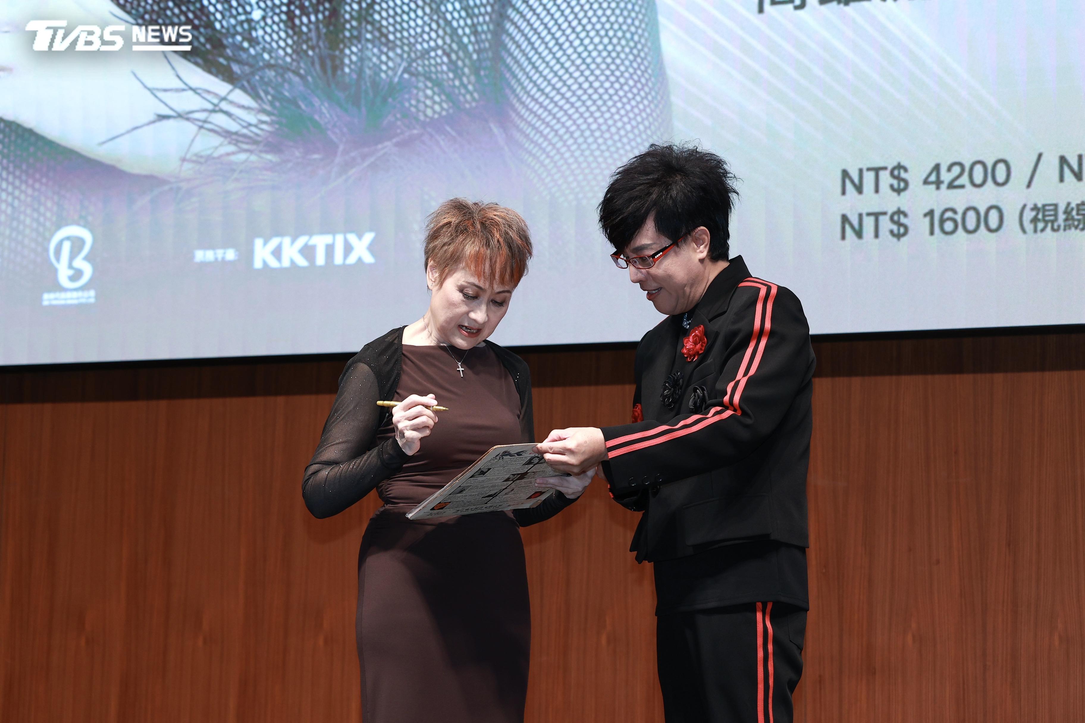 尤雅幫「辦桌二人組」成員阿傑珍藏的〈往事只能回味〉黑膠唱片簽名。（圖／黃城碩攝）