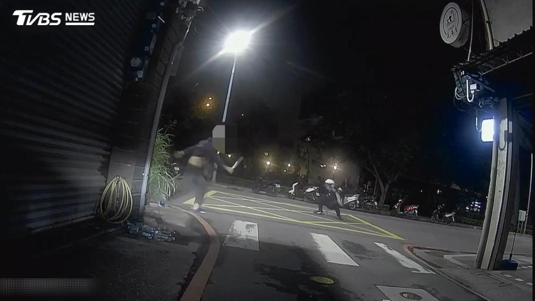 新北男搶計程車「反遭鎖車內」 惱羞想砍警慘被機車撞飛