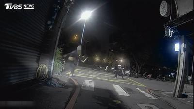 新北男搶計程車「反遭鎖車內」 惱羞想砍警慘被機車撞飛