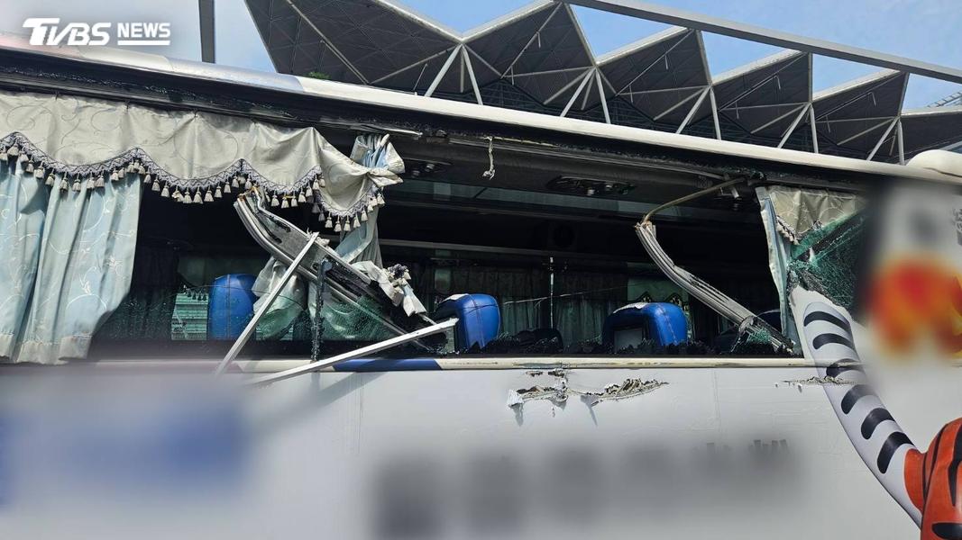北市南港曳引車載吊車過彎 吊臂掃爆客運整排窗戶慘況曝