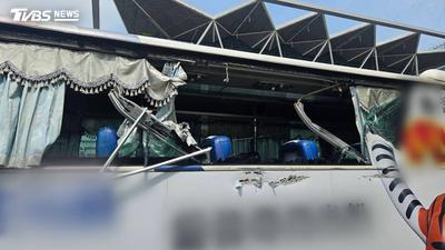 北市南港曳引車載吊車過彎 吊臂掃爆客運整排窗戶慘況曝