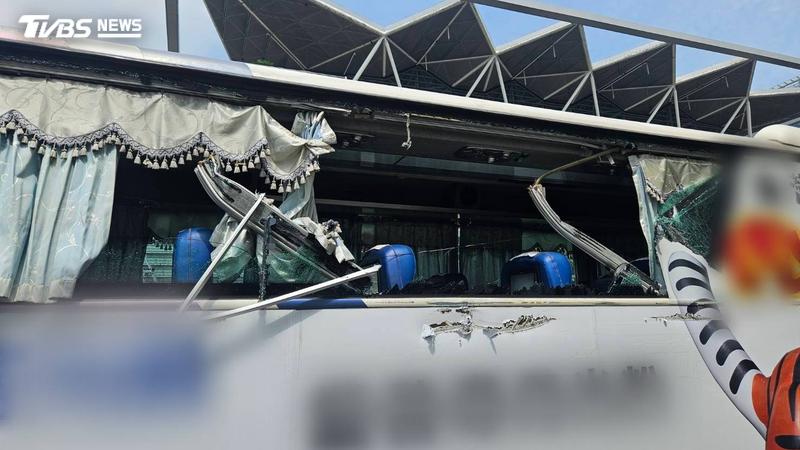 北市南港曳引車載吊車過彎 吊臂掃爆客運整排窗戶慘況曝