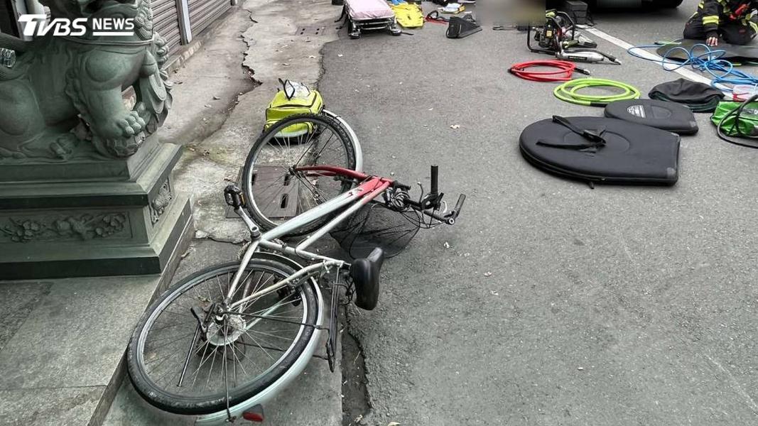 聯結車右轉釀悲劇!南投單車翁遭輾壓拖行 搶救1.5小時不治