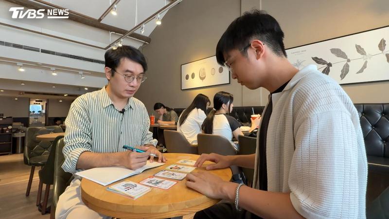 對未來感到迷惘,除了找職涯諮詢師,也能善用「我智圖」工具釐清方向。(圖/TVBS)