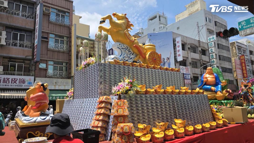 嘉義城隍廟今年中元普度祭典特別打造一座「金馬」,金馬的後半部用2萬張千元鈔票堆疊而成。(圖/TVBS)