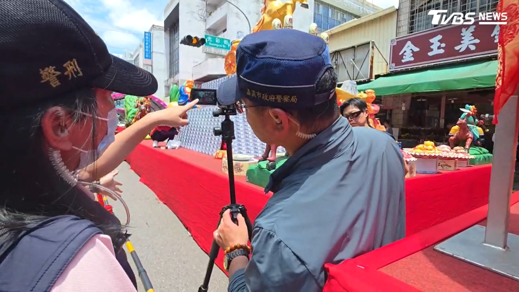 為確保現鈔安全無虞,警方也在現場架設攝影機護鈔。(圖/TVBS)