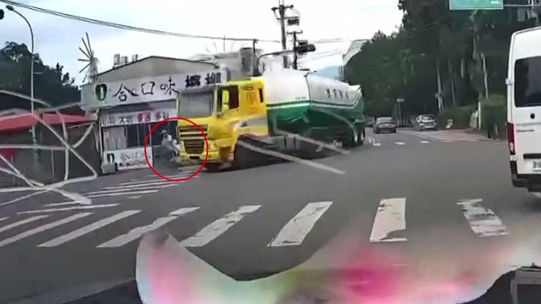 油罐車右轉擦撞腳踏車!74歲翁遭撞壓 目擊者狂按喇叭已來不及
