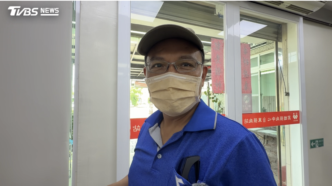 聽聞過去同僚楊姓副所長發生車禍意外,所長退休的員警也挽起衣袖前來捐血。(圖/TVBS)