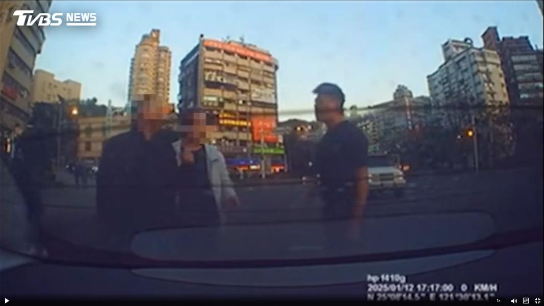控路人砸車還亮刀逼近!駕駛踹倒對方被起訴 檢:大可直接跑掉