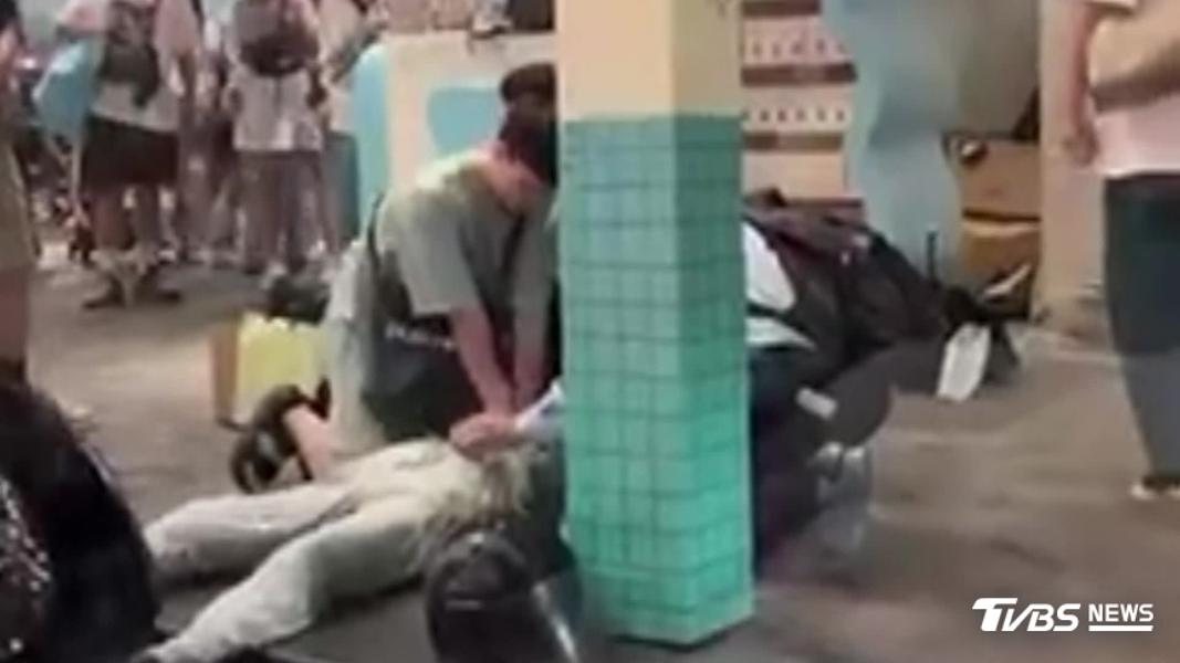 護理師跪地助急救。(圖/護理師提供)