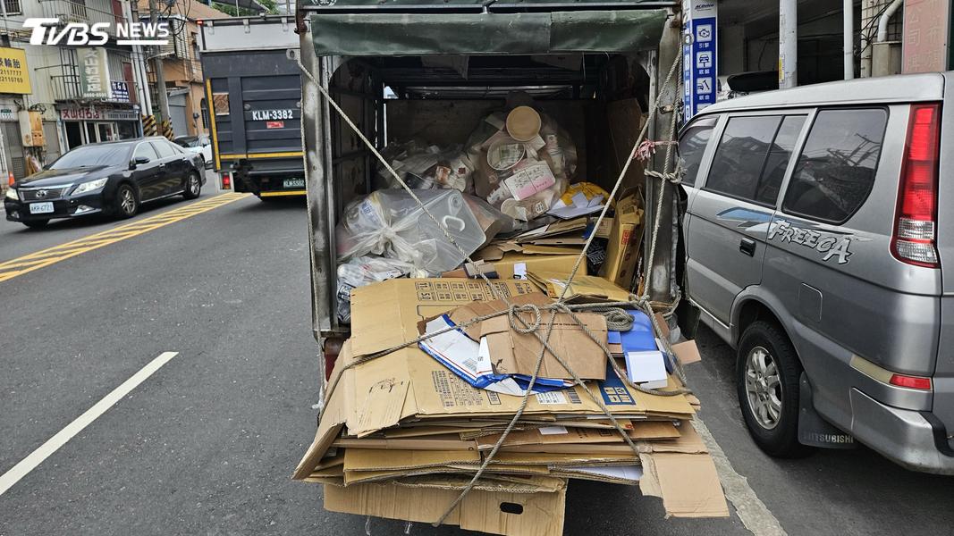 三輪拼裝車回收物掉落,騎士摔斷2肋骨、鎖骨,控肇事者僅願賠4萬無誠意。(圖/TVBS)