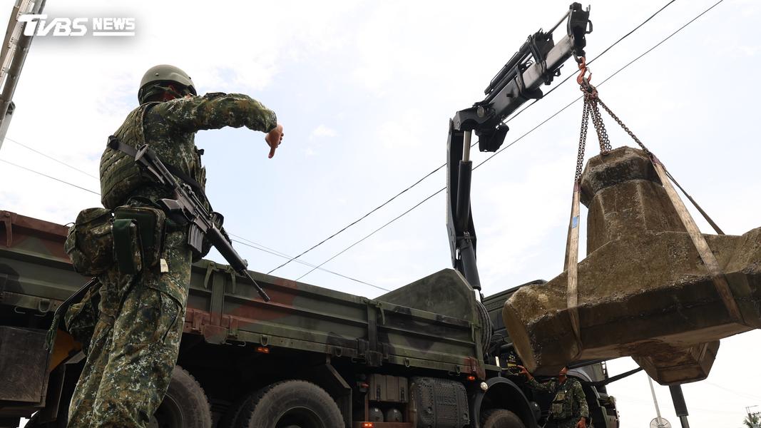 官兵依敵情威脅及地形特性,迅速完成各式阻絕設施架設與縱深配置。(圖/第四作戰區提供)