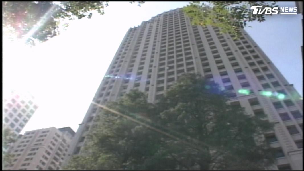 過去位於台中的豪宅也在去年轉售。(圖/TVBS)