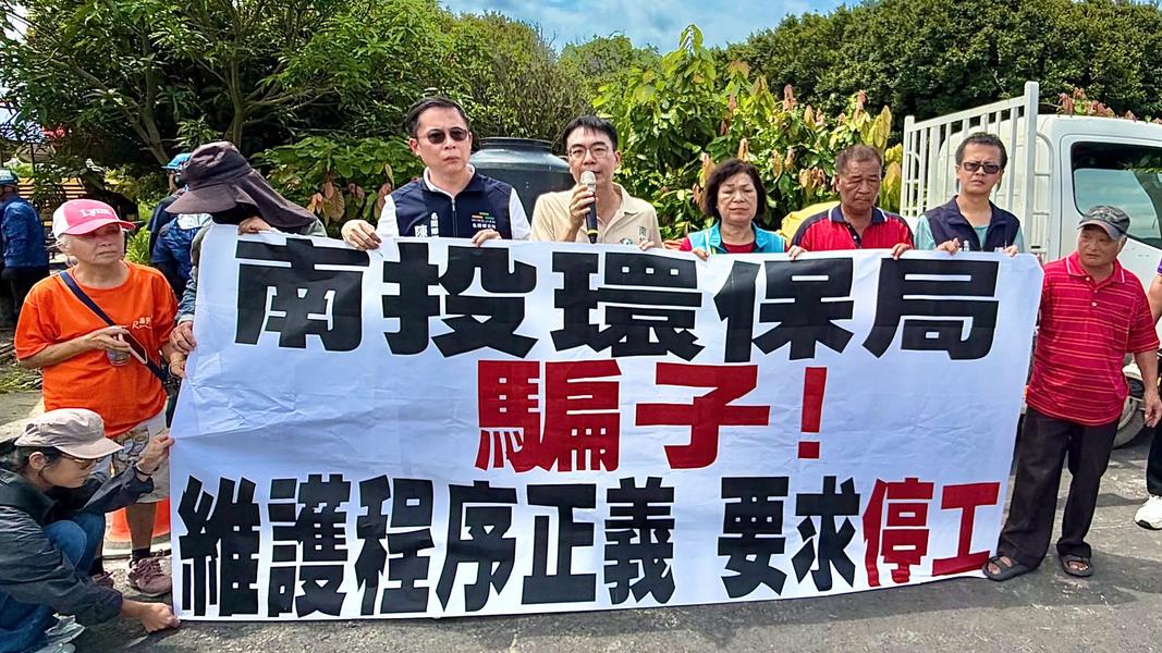 名間鄉長陳翰立、民進黨南投縣長參選人温世政12日與居民一同拉起布條抗爭。(圖/翻攝自温世政Threads)