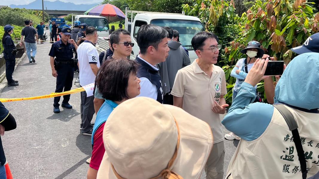 南投縣府12日未通知居民就開始封路進行鑽探作業。(圖/翻攝自陳翰立threads)