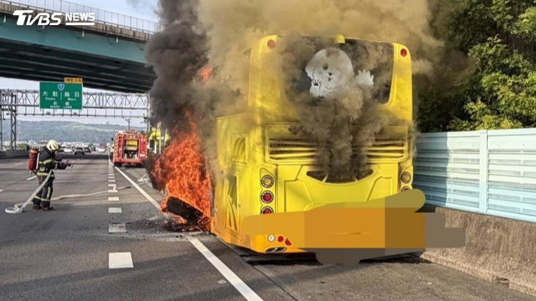 影音/國1遊覽車突竄火爆炸!34越南旅客「路肩驚險逃命」全數平安
