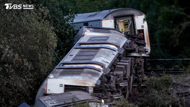 英格蘭東南部路峨斯鎮(Lewes)附近發生通勤列車出軌事故,急救單位表示有11人受傷,其中兩人「重傷」。(圖/路透社)