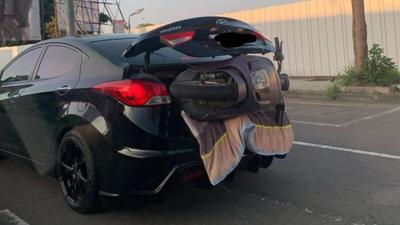 機車「硬塞進轎車」!尾門大開畫面曝 全場笑虧:汽車懷孕了