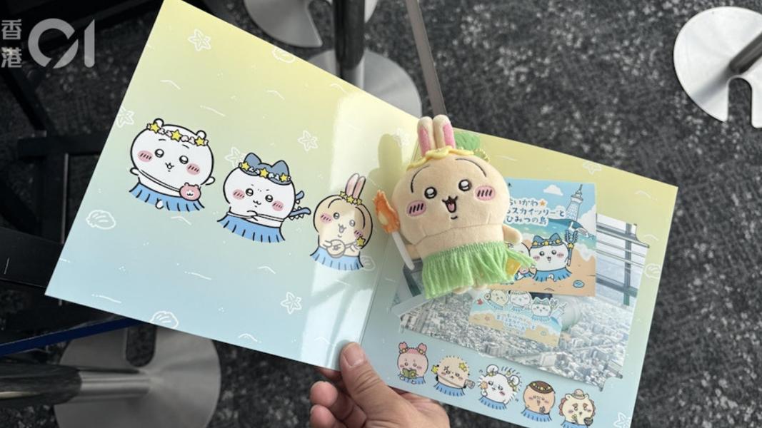 以天望回廊的壯麗景色為背景,限時拍攝服務,可以和卡通人物合照!。(圖/香港01)