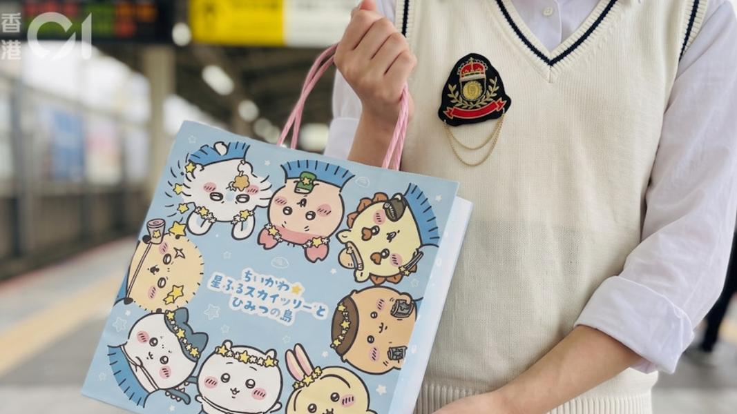 特別快閃店,單筆消費滿 3,300 日圓(含稅/限電影系列)以上,還加送電影原創紙袋。(圖/香港01)