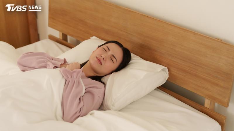 半夜胸悶喘不過氣!別誤認鬼壓床 醫揪真兇「嚴重恐血便、嘔血」