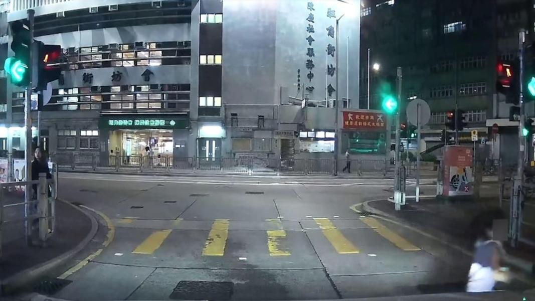 女童邊跳邊走離開現場,未知是否受傷。(圖/翻攝自YT)