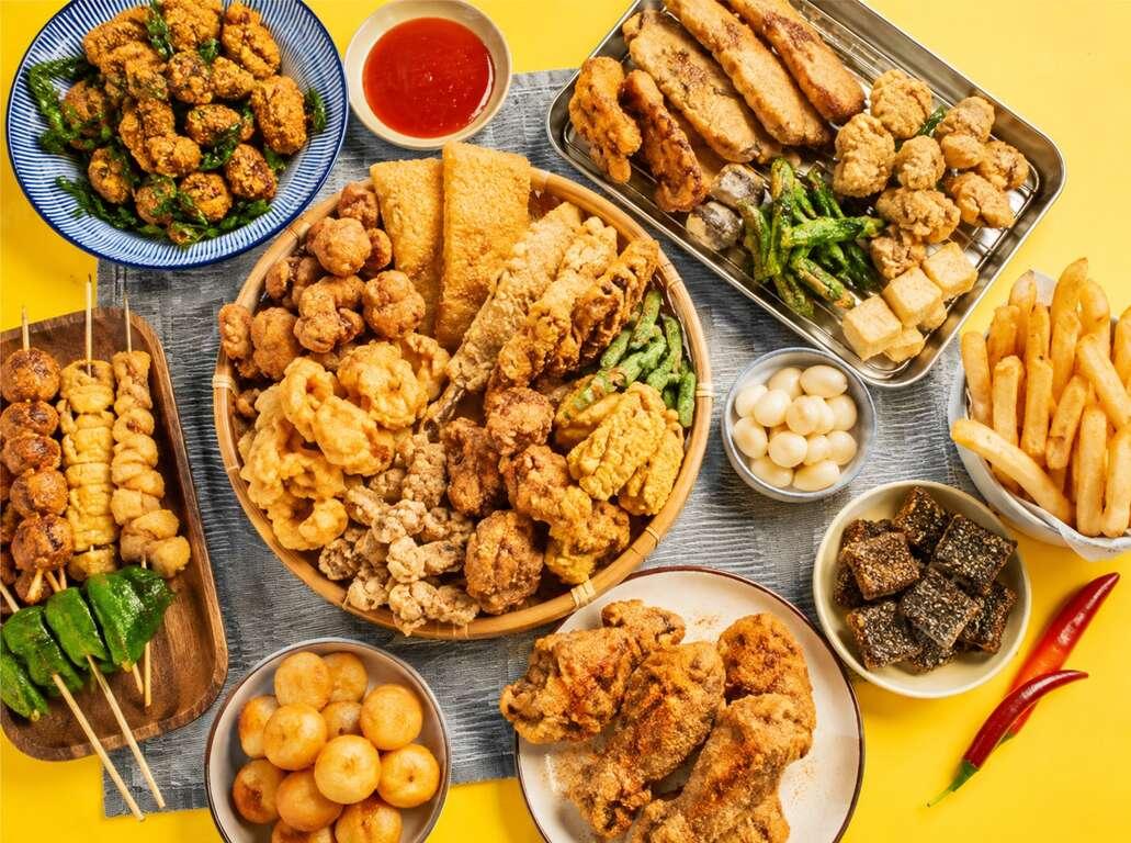 今年高雄鹹酥雞嘉年華以「金沙」為主題,邀請業者將鹹蛋黃融入炸物中,推出獨一無二的限定招牌。(圖/翻攝自高雄旅遊網)