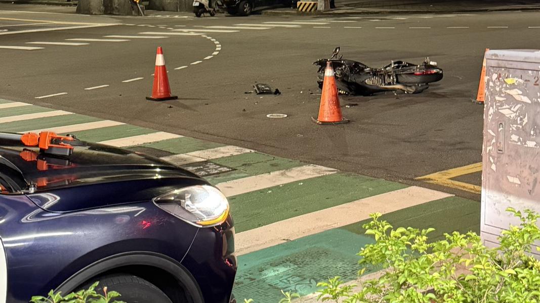 台中毒駕男拒檢 心急衝入死巷「連撞4機車」釀1傷