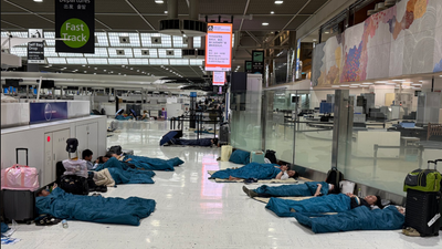 千葉暴雨陸空全癱!成田機場「7000人滯留」睡大廳畫面曝