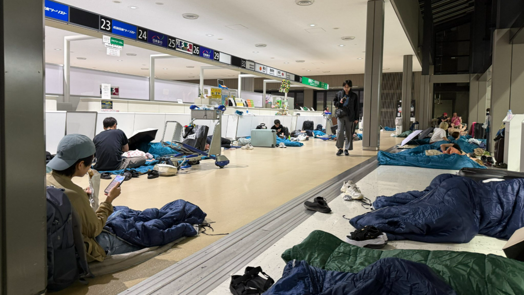 電車與高速巴士停駛,導致大批旅客行程被迫中斷滯留機場。(圖/翻攝自x@Thai__Suki)