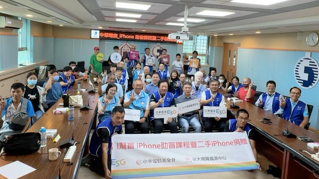 中華電信7月推出「I幫盲跨海啟航」,協助視障朋友運用科技縮短數位落差。(圖/翻攝自中華電信客服Q博士臉書)